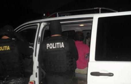 Suspecţi de săvârşirea mai multor furturi de animale, identificaţi şi reţinuţi de poliţişti 