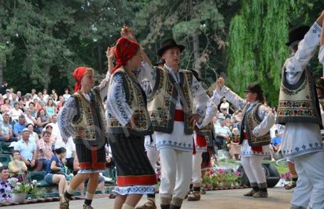 Vezi câștigătorii Festivalului Internaţional de Muzică Populară „Mugurelul” Dorohoi 2013 - FOTO