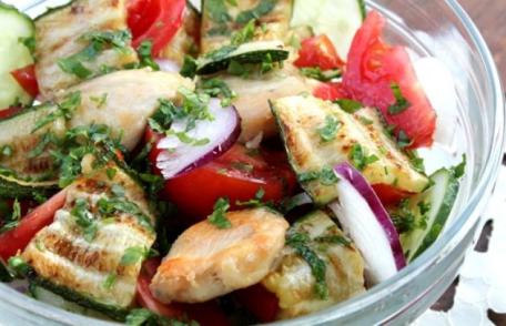 Salată de dovlecei cu pui