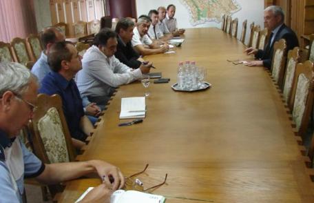 Şedinţă ad-hoc la prefectură privind siguranţa transportului de persoane