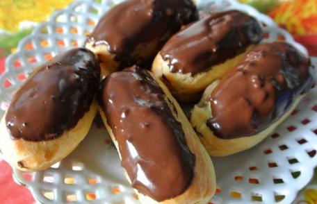 Eclere cu glazură de ciocolată