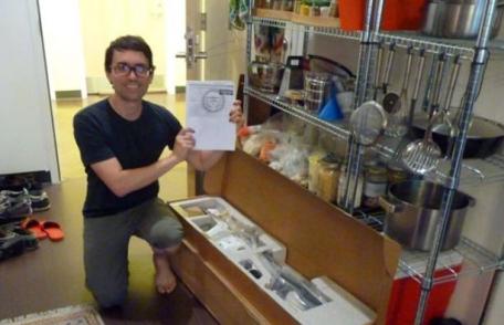 A comandat un televizor de pe internet. Când a deschis coletul a rămas îngrozit