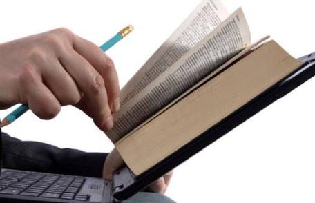 Dorohoienii cred că atracția față de internet este motivul pentru care oamenii nu mai citesc cărţi