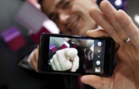 Smartphone-urile distrug piaţa aparatelor foto compacte