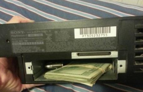 INCREDIBIL: Ce a descoperit un bărbat într-un PlayStation cumpărat de la un târg de vechituri