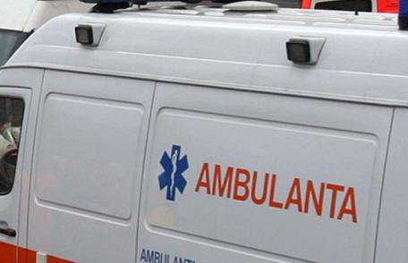 Ambulanță implicată într-un accident după ce un șofer a pătruns într-o intersecție fără să se asigure