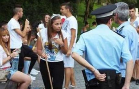 Vezi ce au păţit câţiva tineri care mâncau seminţe într-un parc