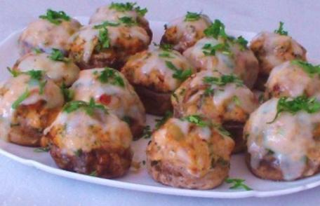 Ciuperci umplute cu piept de pui