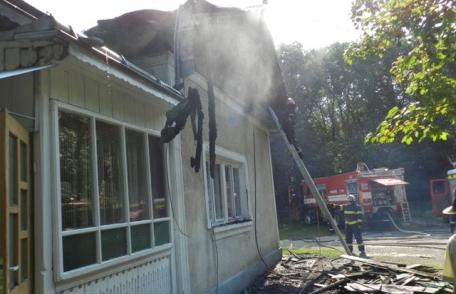 Incendiu la un canton silvic provocat de un scurtcircuit electric