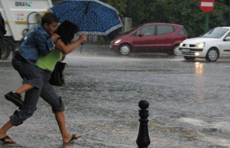 ANM: Ploi şi vijelii, prognozate în trei judeţe din Moldova