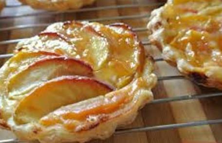 Tarte cu cremă de vanilie și piersici