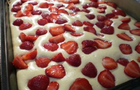 Prăjitură pufoasă cu căpșuni