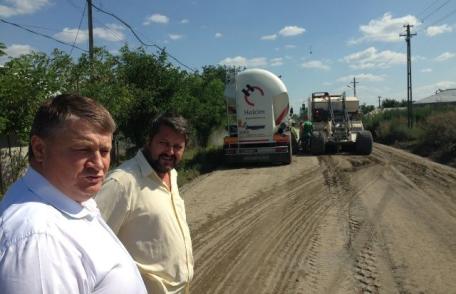 Florin Țurcanu și șeful de la drumuri Sorin Alin Clin au inspectat lucrarile desfasurate pe DJ 292 la Vorniceni