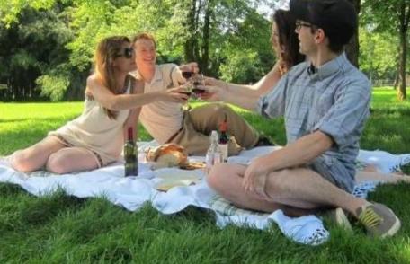 16 august, zi liberă. Nu toţi bugetarii vor beneficia de minivacanţă. Ce se întâmplă „în privat”