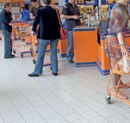 Prinşi după ce au furat dintr-o autoservire