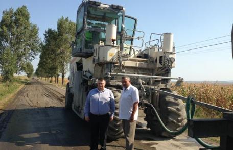 Stadiul lucrărilor pe tronsoanele de drum judeţean monitorizat de o delegație a Consiliului Județean