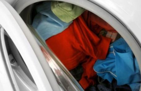 Pericolul din mașina de spălat: Cum ne pot îmbolnăvi hainele „curate”