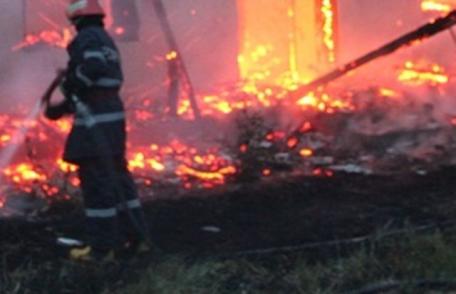 Casă arsă din temelii la Cristești