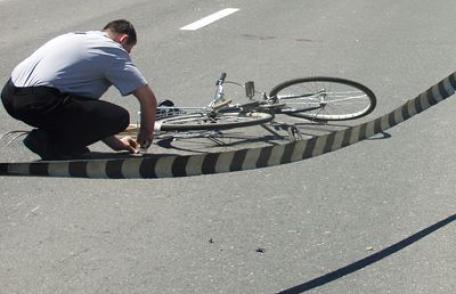 Bicicliști accidentați de o șoferiță neatentă