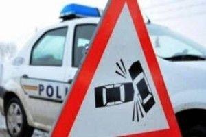 Un tânăr s-a urcat băut la volan și a intrat cu mașina într-o stație betonată de tramvai