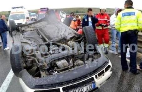 Accident grav ! Trei răniţi, după ce o maşină cu numere de Botoșani s-a răsturnat pe un pod