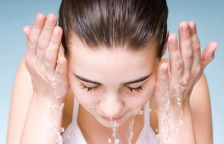 De ce este foarte important să te speli pe faţă în fiecare seară?