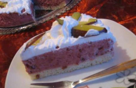 Tort cu cremă de prune și vin