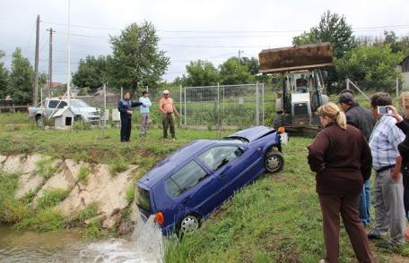O şoferiţă în vârstă de 23 de ani a ajuns, miercuri dimineață, cu maşina într-un iaz