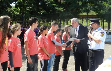 Elevi de la o școală dorohoiană printre câştigătorii taberei de vară în domeniul situaţiilor de urgenţă