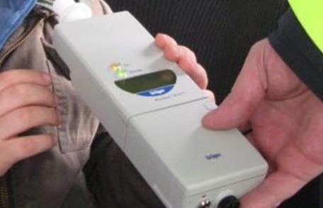 Bărbat din Hudești depistat băut la volan, deși nu avea permis de conducere