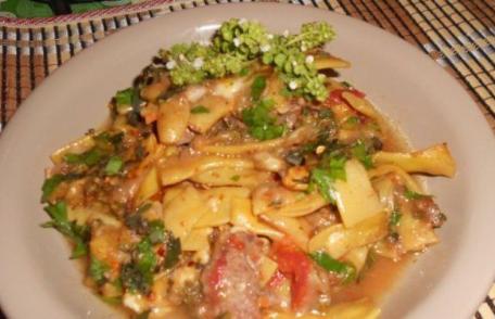 Fasole verde cu carne de vițel la cuptor