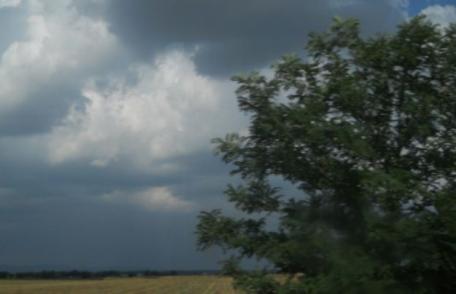 Toamna îşi intră în drepturi cu ploi, fulgere şi tunete. Vezi prognoza meteo pentru următoarele zile