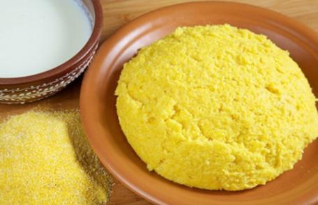 Terapie cu mămăligă. Este foarte sănătoasă pentru hrănirea organismului şi curăţirea intestinelor