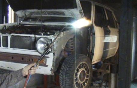 Proprietar de service auto cercetat pentru repararea unui autovehicul fără documente de constatare eliberate de poliţie