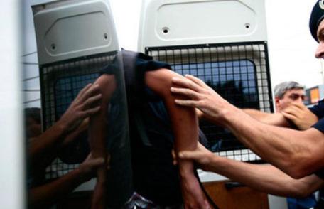 Bărbat reţinut după ce a intrat într-o şcoală şi a bătut doi elevi care îi ameninţaseră nepotul