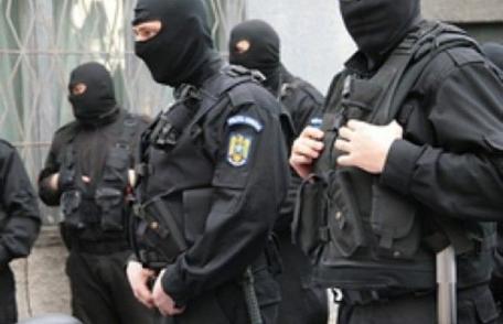 Doi tineri din Hudești cercetați de DIICOT. Percheziţii în nouă judeţe la o grupare specializată în fraude bancare