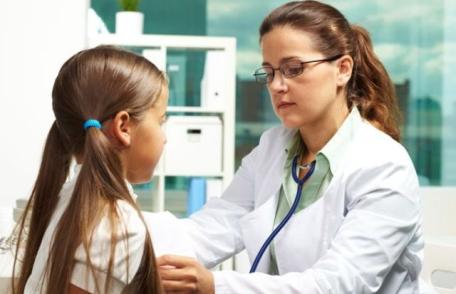 Medicul de şcoală, o altă prefăcătorie a sistemului de educaţie. Înjumătăţiţi, fără medicamente şi îngrădiţi profesional