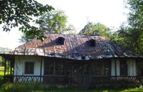 Casa copilăriei lui George Enescu, din Mihăileni, aflată în pragul colapsului