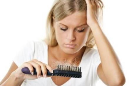 De ce ne cade mult păr toamna: explicații, cauze și remedii naturiste