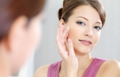 Trucuri simple şi de efect care-ţi şterg oboseala de pe chip