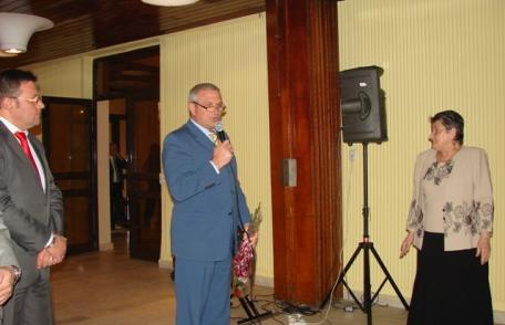 Prefectul le-a cantat Mulţi Ani Trăiască pensionarilor, de ziua lor