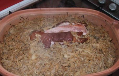 Ciolan afumat cu varză la cuptor