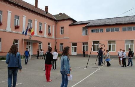 Hainele emo şi flirtul cu profesorii, interzise în regulamentele şcolare