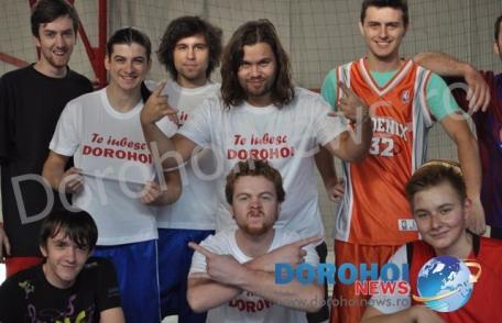 Bosquito la Dorohoi: Radu Almășan și colegii săi s-au relaxat la un meci de baschet înainte de concert – FOTO