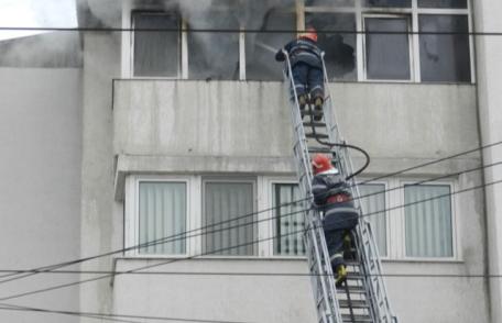 Apartament distrus de un incendiu generat de o lumânare lăsată aprinsă lângă materiale combustibile