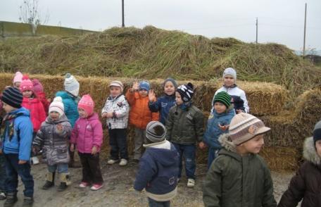 Copiii de la Grădiniţa nr.10 Dorohoi în excursie la o fermă - FOTO