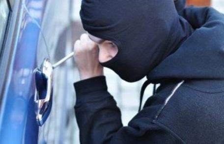Tineri cercetaţi pentru furt calificat, după ce au sustras carburant din mai multe autoturisme din Dorohoi