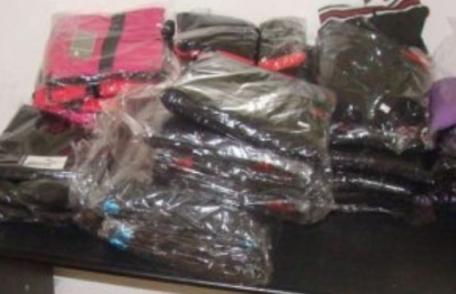 Dosar penal pentru un bărbat care a pus în circulație articole de îmbrăcăminte contrafăcute