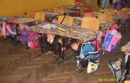 Simulare de cutremur la Şcoala Gimnazială „Dimitrie Pompeiu” Broscăuți - FOTO