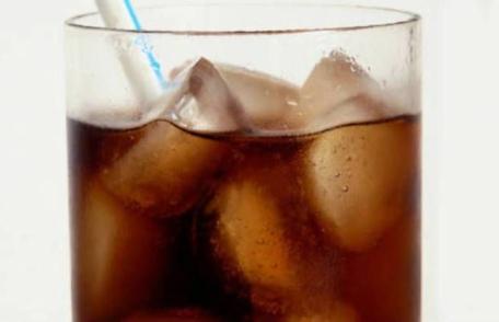 La ce riscuri te expui dacă bei sucuri acidulate dietetice